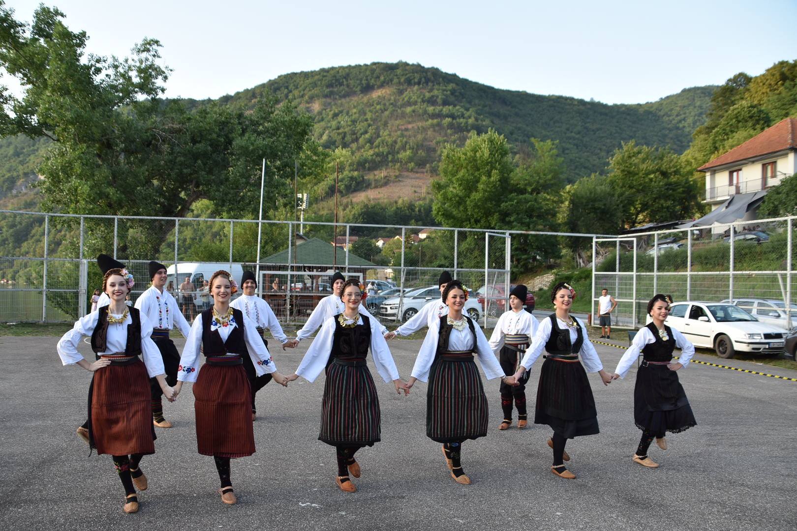 VEČE FOLKLORA U SAKARU